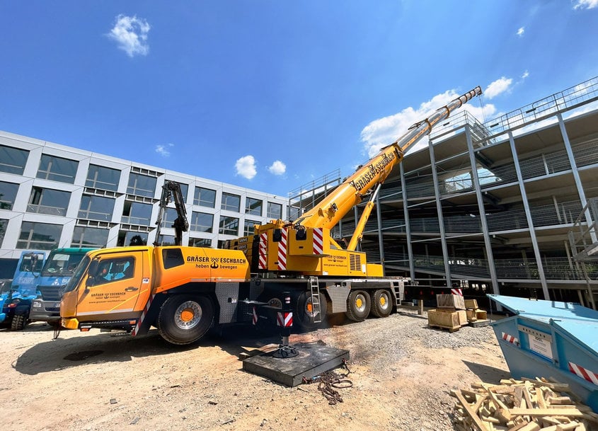 Manitowoc: Grove GMK5250XL-1: Höhenflug im VfB Stuttgart Stadion dank MAXbase